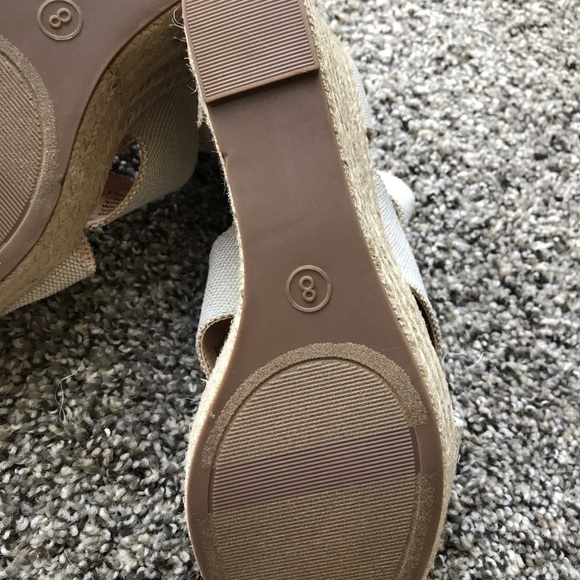 BRAND NEW NEVER WORN!! A NEW DAY SIZE 8 CREAM CANVAS FRONT ZIP WEDGES - Picture 6 of 9